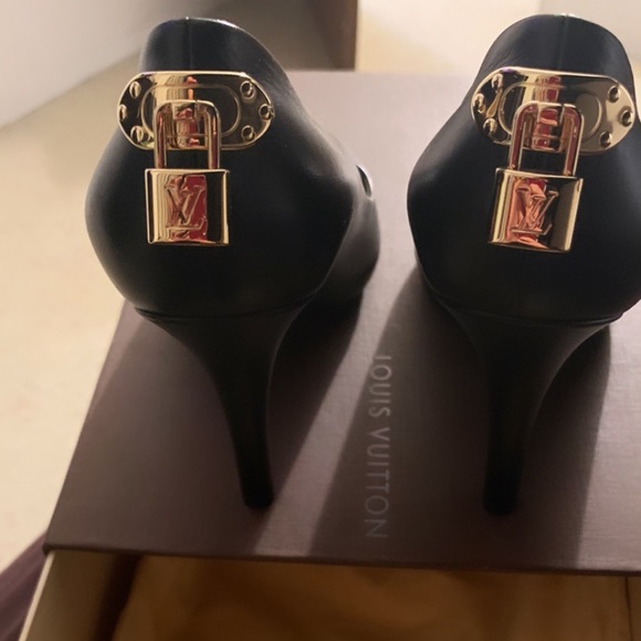 Louis Vuitton - Picture 1 of 3